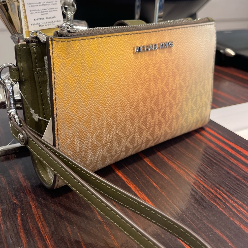 MICHAEL KORS Jet Set Lg Ombré Signature Logo Wristlet Phone Holder
Olive Com
NWT - Picture 14 of 16